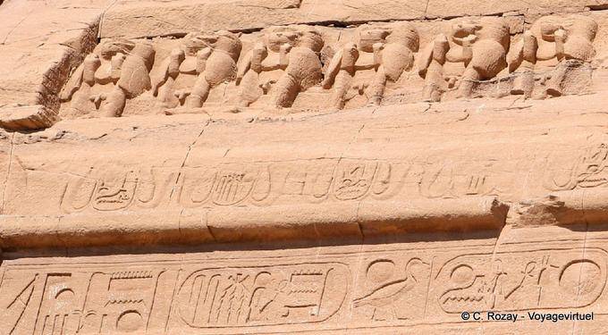 Corniche Vertreter dreiundzwanzig Paviane in der Anbetung, der große Tempel, Abu Simbel - Aegypten