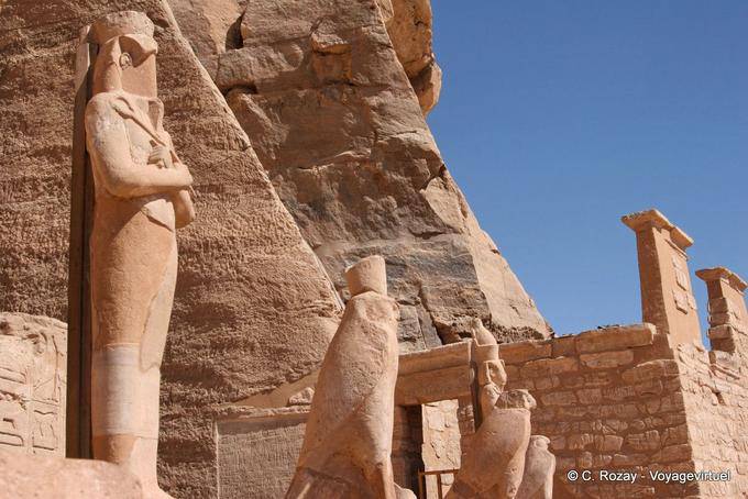 Skulpturen von Falken und Pharaonen, das Denkmal, Abu Simbel - Aegypten
