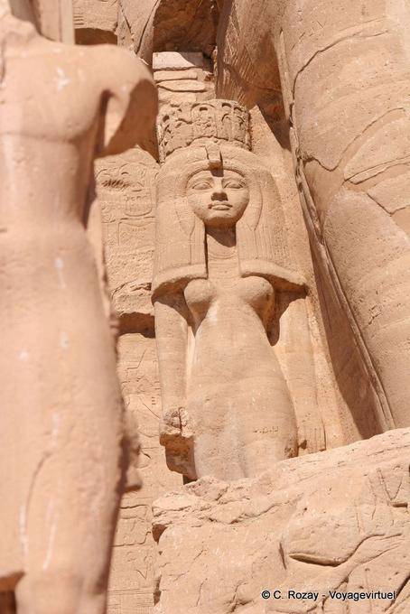 Nefertari, Gemahlin von Ramses Haupteingang des Tempels von Re-Harachte, Abu Simbel - Aegypten
