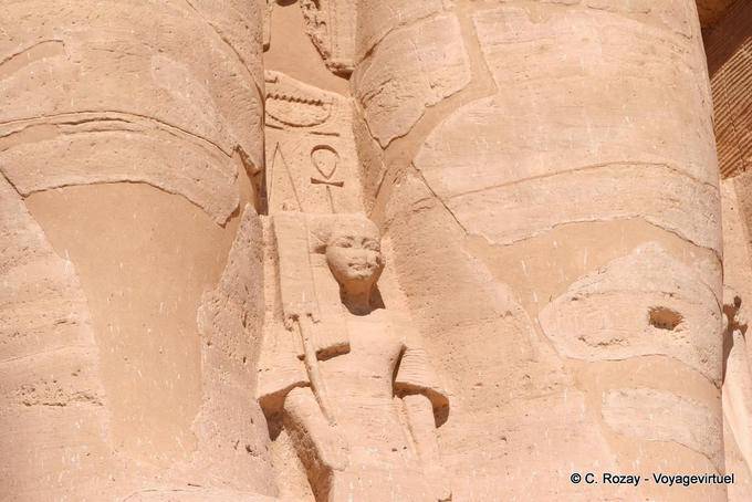 Prinz Ramses (Sohn der Isis Nofret) zwischen den Beinen des Pharaos, Abu Simbel - Aegypten