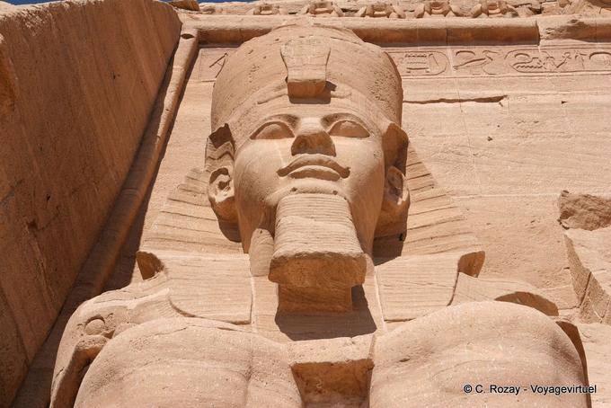Kopf von Ramses II die doppelte Krone tragend (pschent), Royal Sailing (Nemes) und der Uräusschlange (Kobra), Abu Simbel - Aegypten