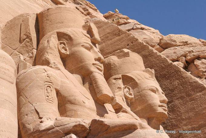 Pharao Ramses II auf einem Thron, Abu Simbel sitz - Aegypten