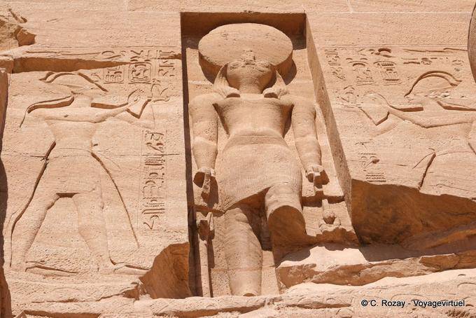 Ramses Angebot Maat zu Gott Re, Tempel des Re-Harachte, Abu Simbel - Aegypten