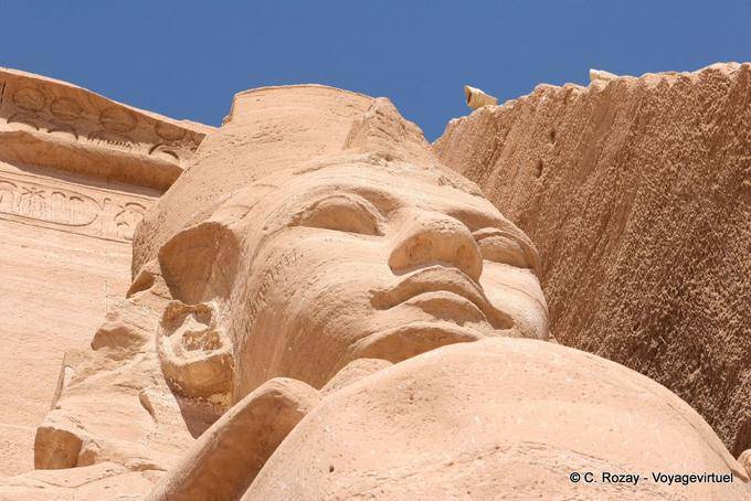 Close-up von einem kolossalen Statuen von Ramses II, Abu Simbel - Aegypten