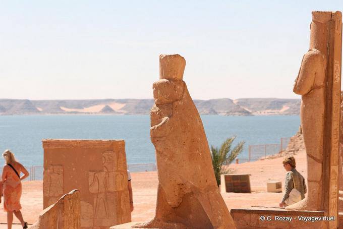 Stele und Horus auf dem Nassersee, Abu Simbel - Aegypten
