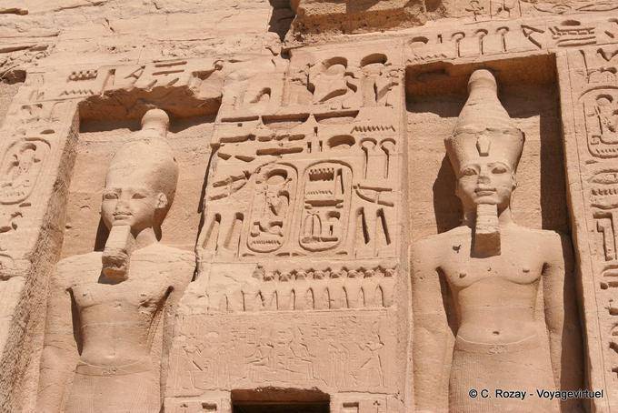 Hieroglyphen und Statuen von Ramses II, Fassade des Tempels der Königin Nefertari, Abu Simbel - Aegypten