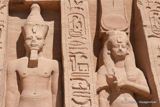 Nefertari hält an seiner Brust Hathor sistrum Speos Königin, Abu Simbel - Aegypten