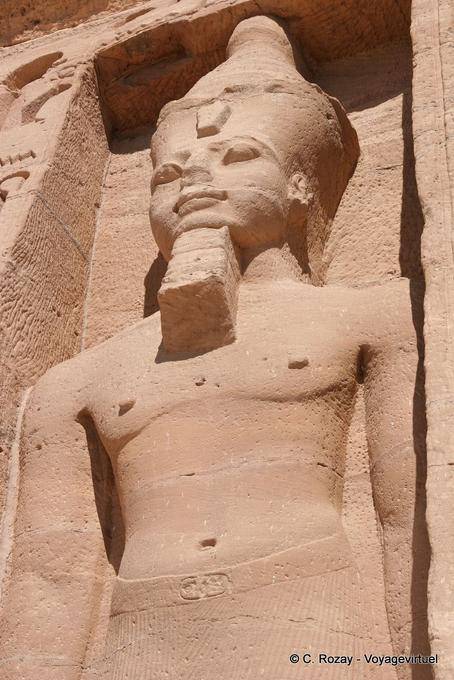 Kopf und Torso einer Statue von Ramses, ein kleiner Tempel von Hathor, Abu Simbel - Aegypten
