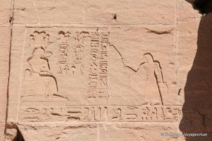Relief auf der rechten Seite des kleinen Tempel von Nefertari, Abu Simbel - Aegypten