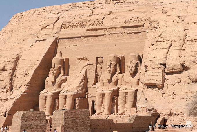 Außerhalb der Top 38 in das Heiligtum 33m breit und 20 Meter hoch Statuen der Pharao Ramses II, Abu Simbel - Aegypten