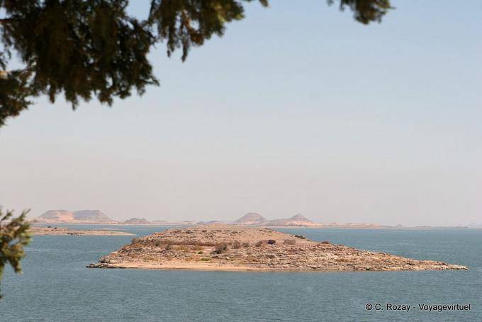 Insel auf dem Lake Nasser gegenüber der Website von Abu Simbel - Aegypten