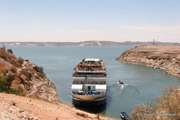 Ankunft des Kreuzfahrtschiffes am Fuße des Tempels von Abu Simbel - Aegypten