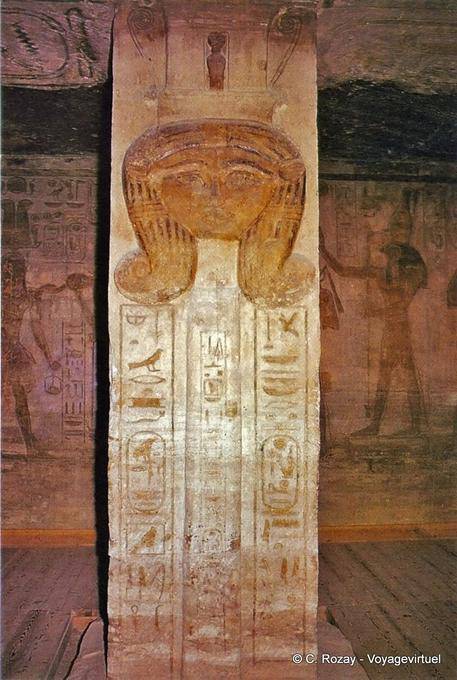 Säule dekoriert mit einem Kopf von Hathor, in den Speos Nefertari, Abu Simbel - Aegypten