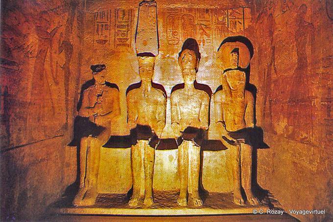 Statuen des Heiligtums, von links nach rechts Ptah (Memphis), Amun-Ra (Theben), Ramses II und Ra-Harachte (Heliopolis), Großer Tempel, Abu Simbel - Aegypten