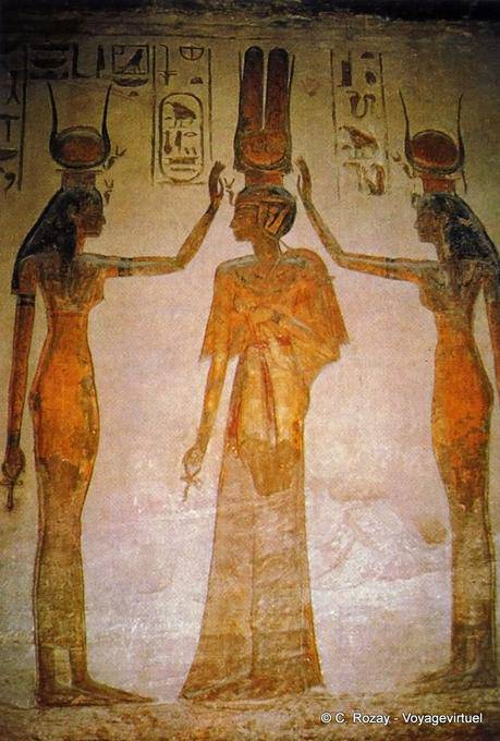 Vergöttlichung Nefertari Isis und Hathor, Saal der Hathor-Tempel in Abu Simbel - Aegypten