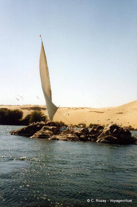 Felucca Segeln durch eine Insel versteckt auf dem Nil, Assuan - Aegypten
