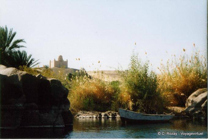 Das Mausoleum des Aga Khan aus dem Nil, Assuan gesehen - Aegypten