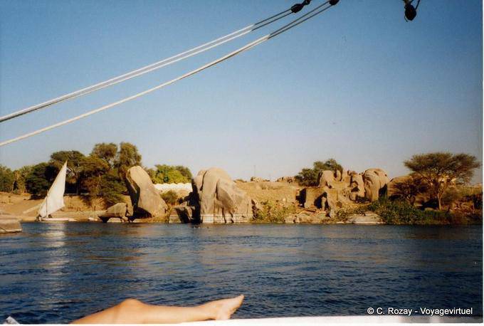 Der Fuß vor den Felsen der Insel Elephantine, Assuan - Aegypten