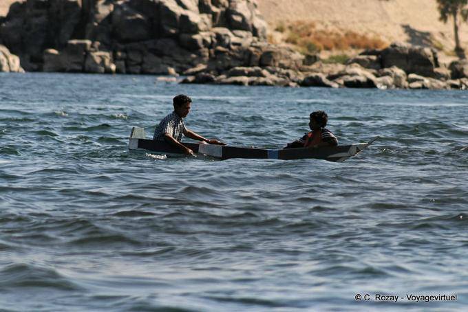 Kinder des Nils in einer Mini-Boot, Assuan - Aegypten