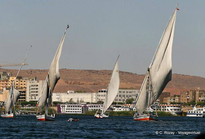 Feluccas Drehen Wind, Assuan - Aegypten