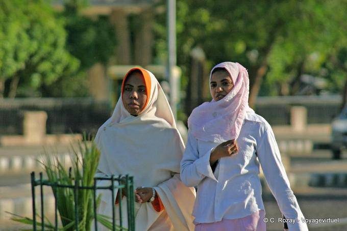 Junge Frauen in einer Straße Assuan - Aegypten