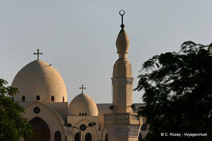 Dome der koptischen Kirche hinter dem Minarett, Assuan - Aegypten