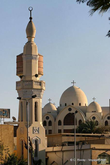 Das Minarett der Moschee vor den Kuppeln der Kirche St. Georg, Assuan - Aegypten