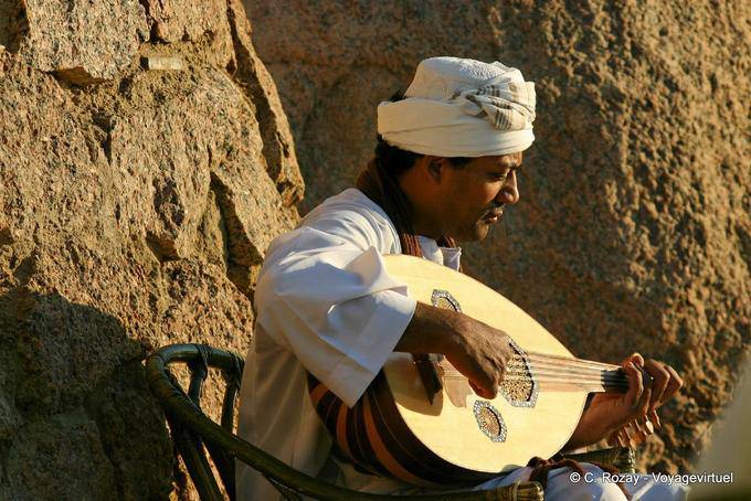 Musiker spielen die 3ood, orientalische Laute vor dem Old Cataract Aswan - Aegypten