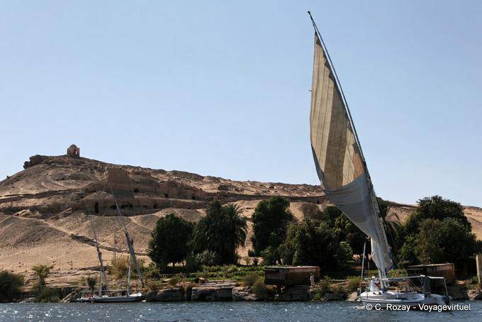 Ein Segel unter der Qoubbet el-Hawa, Assuan - Aegypten