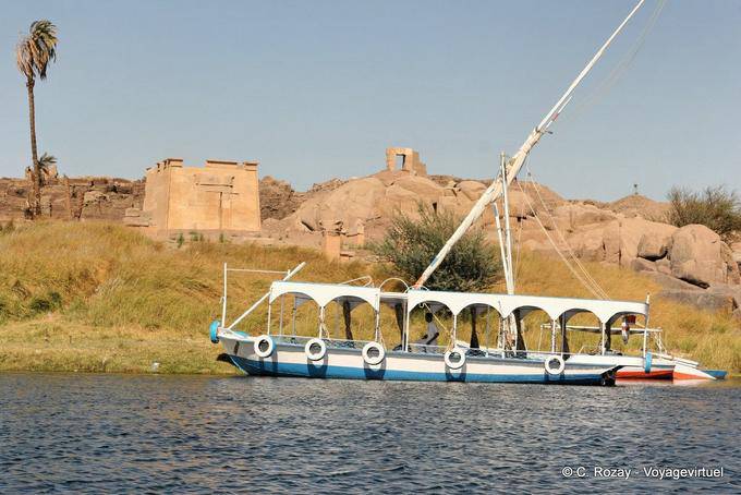 Touristenboot vor dem Tempel des Chnum, Abu Elephantine, Assuan - Aegypten
