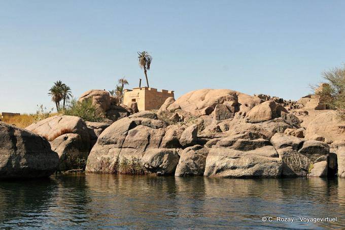 Nile Felsen deavnt die Ruinen von Abu Aswan - Aegypten