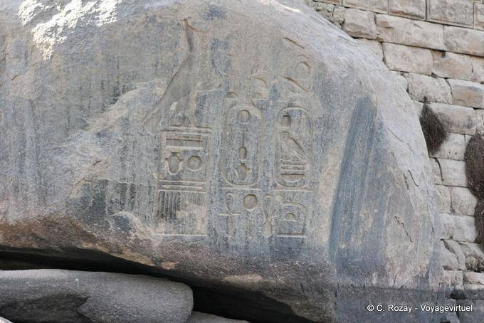 Pharao Patrone auf einem Felsen der Insel Elephantine, Assuan - Aegypten