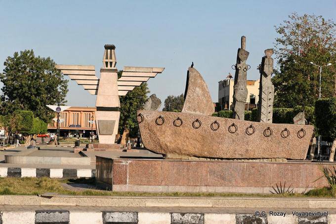 Monument seltsame Skulptur in der Mitte der Stadt, Assuan - Aegypten
