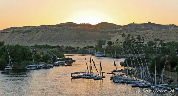 Sonnenuntergang auf dem Nil Arme und feluccas festgemacht, Assuan - Aegypten