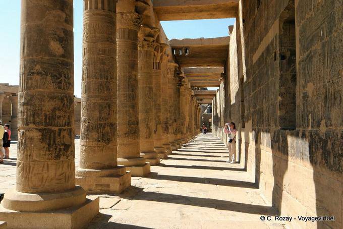 Reihe von Säulen in die Kapelle Mandulis, Philae-Tempel - Aegypten