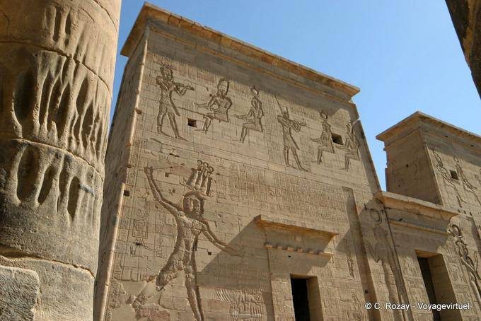 Pylon des Tempels von Isis (links), Tempel von Philae - Aegypten