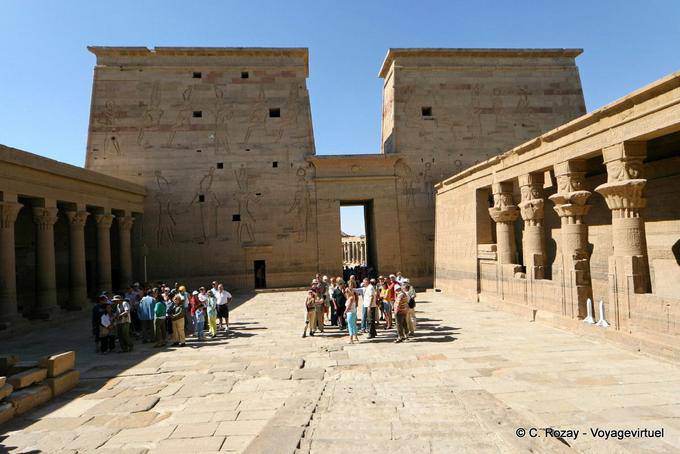 Der erste Turm aus dem Mammisi Philae gesehen - Aegypten