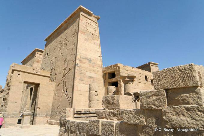Der erste Turm, Außenansicht des Tempels von Isis, Philae - Aegypten
