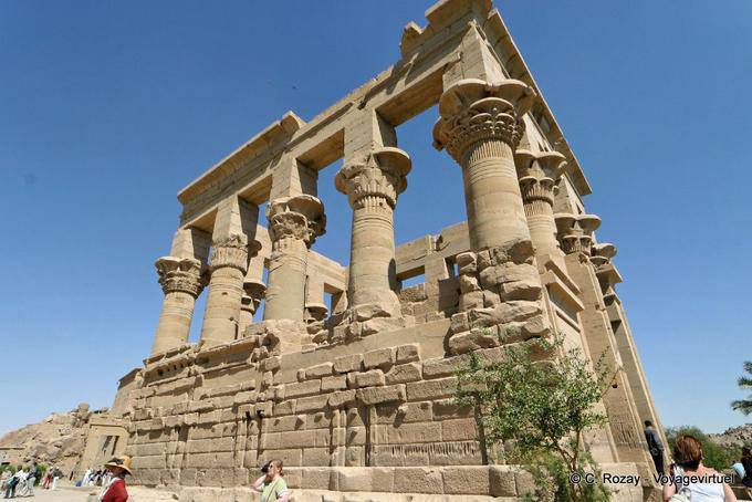 Der Kiosk des Trajan, das einzige Denkmal über dem Wasser, als die Insel überflutet Philae sichtbar - Aegypten