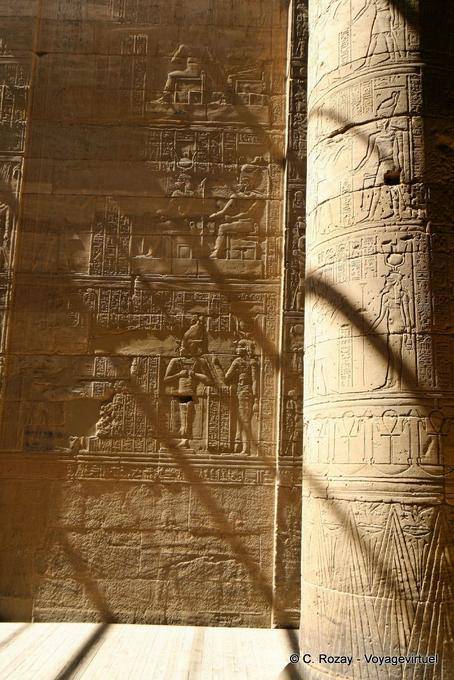 Schatten auf den Säulen, Tempel von Philae - Aegypten