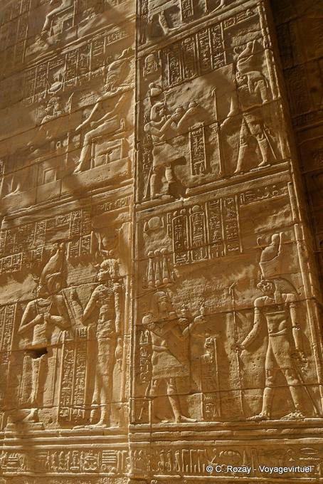 Reliefs und bietet zu den Göttern, Philae - Aegypten