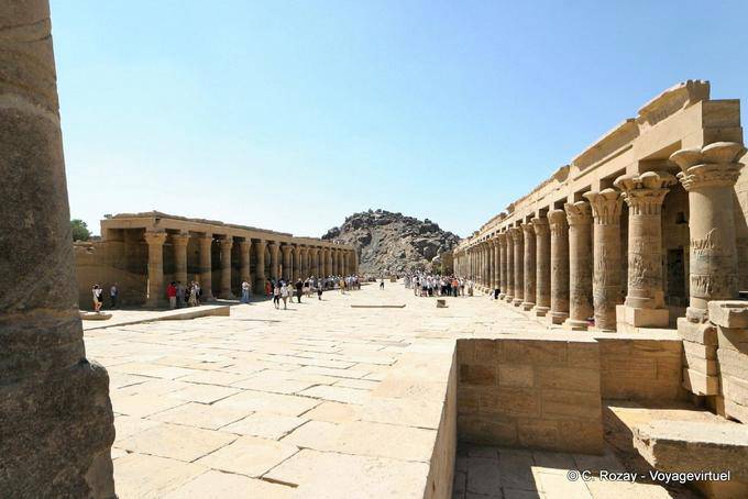 Doppelsäulenreihe aus dem Blickwinkel des ersten Pylon, Philae Tempel angesehen - Aegypten