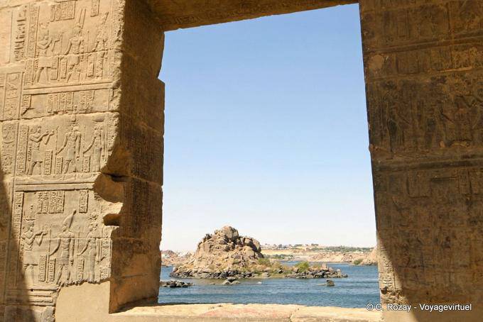 Nil-Insel Blick aus einem Fenster des Tempels von Philae - Aegypten