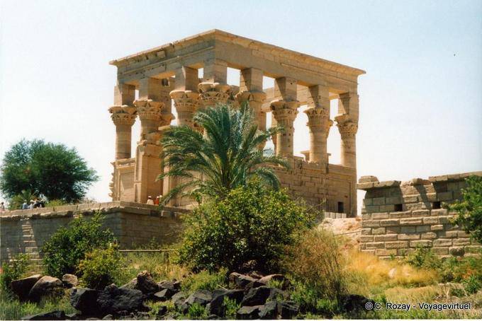 Palm vor der aufwendigen Stand Trajan, Philae - Aegypten