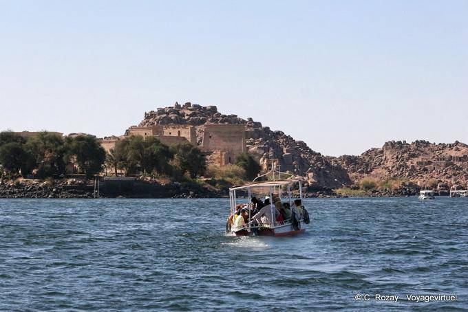 Ankunft von Touristen in Philae am Nil - Aegypten
