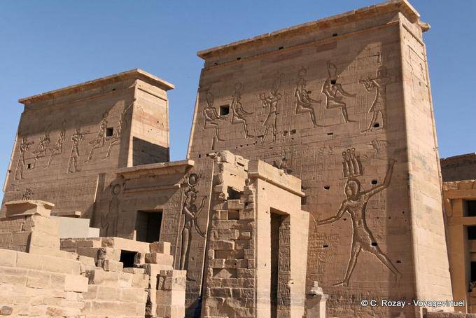 Der erste Turm der Tempel der Isis, Philae - Aegypten