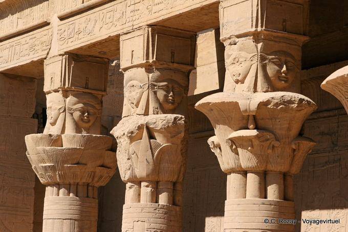Darstellungen von Hathor auf den Säulen Mammisi, Philae-Tempel - Aegypten