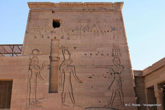 Zweitens Pylon mit einer Kopie der Rosetta Stone, Philae - Aegypten