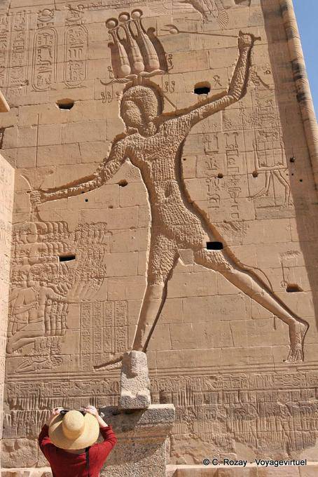 Ptolemäus Detail rechts neben dem ersten Pylon, Philae - Aegypten