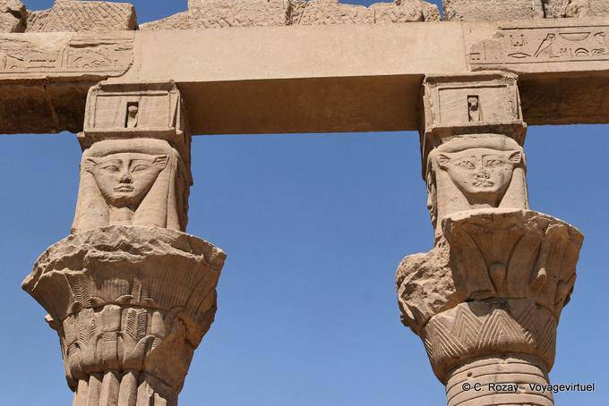 Säulen, Kapitelle der Darstellung der Göttin Hathor, Tempel von Philae - Aegypten